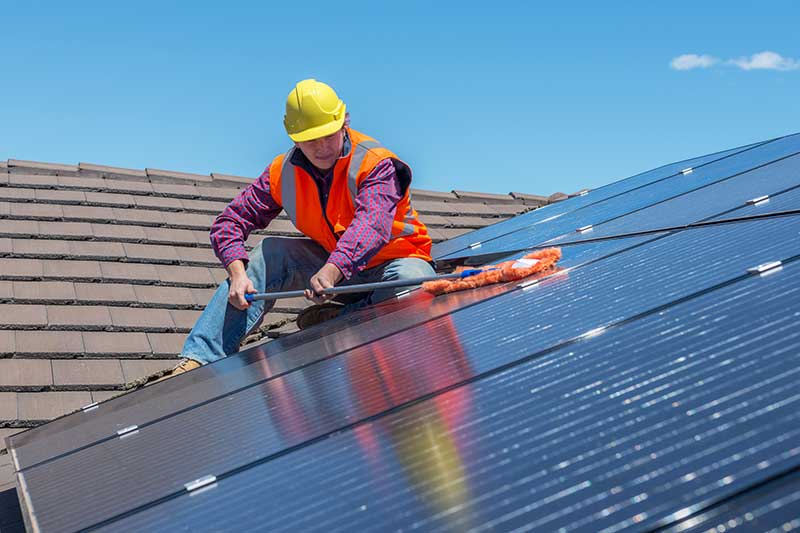 Photovoltaikanlage reinigen lassen - Fachbetrieb WWS Energy Solutions für Wartung- und Instandhaltung