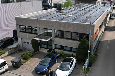 Installation und Inbetriebnahme einer 115 kWp PV-Anlage auf dem Flachdach von WWS Energy Solutions in Schönaich im Landkreis Böblingen