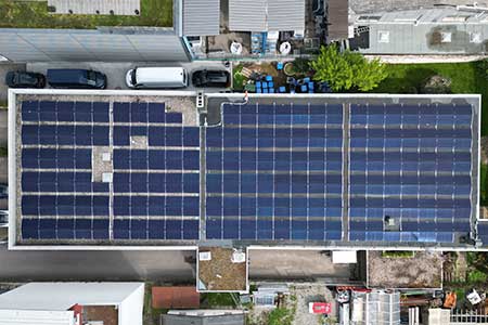 Photovoltaikfirma WWS Energy Solutions aus Schönaich mit eigener 115 kWp PV-Anlage auf dem Flachdach für klimaneutralen Solarstrom
