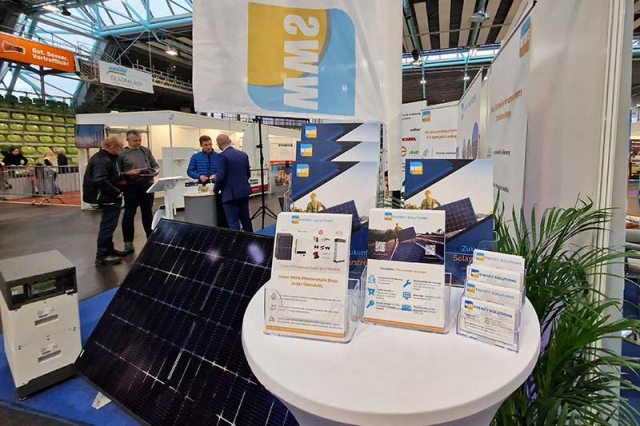 Infobroschüre und PV-Produkte von WWS Energy Solutions am Messestand in Sindelfingen
